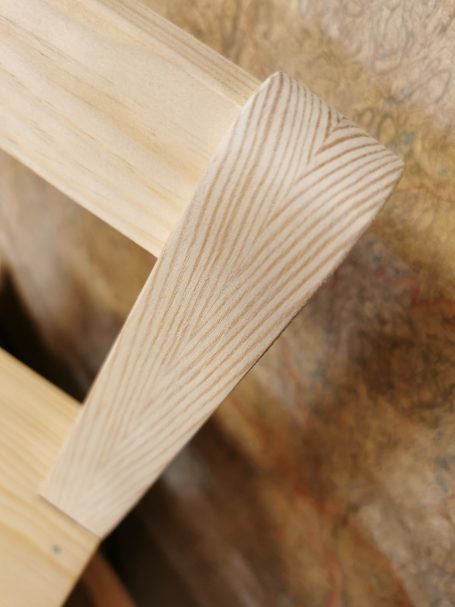 Närbild av en trädel med mjuka kanter och naturlig ådring.